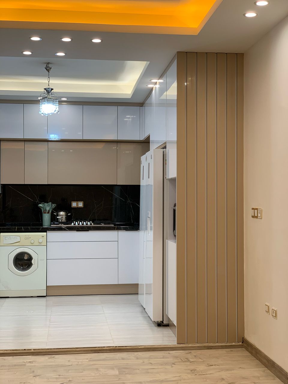 کابینت هایگلاس رنگ سفید و نسکافه‌ای